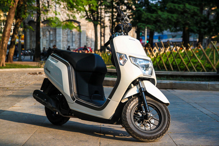 Xe ga Honda Dunk là một chiếc mini-scooter cá tính với ngoại hình vuông vức nhưng không khô khan được thiết kế dành riêng cho di chuyển trong đô thị. Tuy nhiên, nó được bán ra chỉ riêng tại thị trường nội địa Nhật Bản - nhưng ít ai biết rằng, mẫu xe này từng được lắp ráp tại Việt Nam.