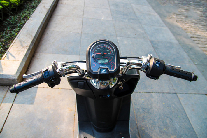 Điểm nhấn đáng chú ý của chiếc mini bike này là tay lái trần, có thể dễ dàng thay thế với các tay lái phụ kiện cá tính khác, cùng với đó là đồng hồ hiển thị các chức năng cơ bản nằm chính giữa với thiết kế vừa đủ, và tất nhiên, sẵn sàng để nâng cấp với đồng hồ phụ kiện, tùy biến và cá nhân hóa.
