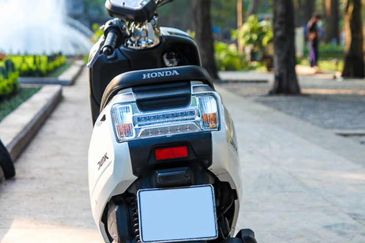 Trên mẫu xe này, các kỹ sư Honda tinh tế đến mức phần đuôi xe tạo lỗ gọn gàng thành tay nắm liền xe chứ không tách rời khỏi thân như các mẫu xe hiện tại. Đèn hậu dạng LED hình chữ nhật đặt gọn phía sau vuông vức đi kèm xi nhan, không giống xu hướng hiện nay là thu hẹp đèn.