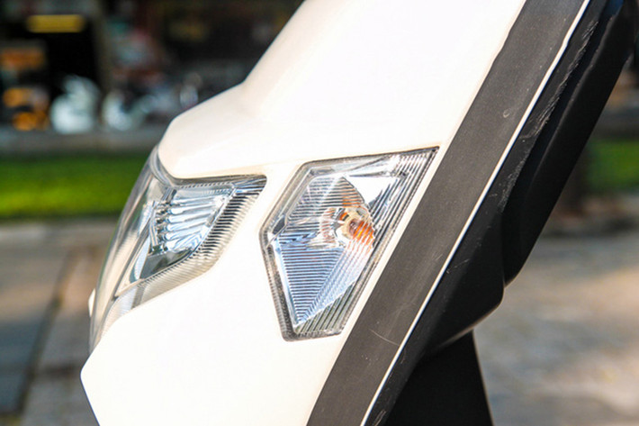 Honda Dunk sở hữu đèn pha thiết kế dạng đa giác với bóng halogen, điều đặc biệt là đèn luôn bật sáng khi khởi động động cơ giống như những phiên bản xe nhập trước đây của hãng từng xuất hiện tại thị trường xe máy Việt. Đèn xi nhan tách riêng nằm bên sườn xe thiết kế giống đèn pha.