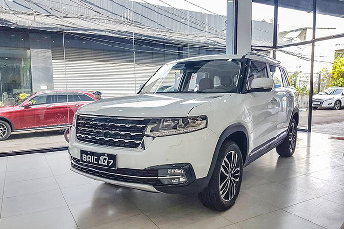 Trong khi đó, BAIC Changhe Q7 lần đầu tiên có mặt chính hãng tại Việt Nam. Xe sở hữu chiều dài 4.655 mm, rộng 1.855 mm, cao 1.720 mm và chiều dài cơ sở 2.670 mm. Tuy nhiên, điều khiến chiếc xe này gây sự chú ý chính là nó mang đậm phong cách xe SUV hạng sang Range Rover Sport đình đám của thương hiệu Anh quốc.