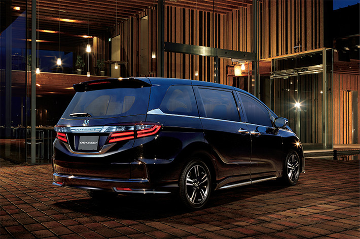Do có thân xe kiểu MPV nên Odyssey có phần đuôi dạng "hộp" vuông vức. Mặc dù vậy, Honda cũng đã rất cố gắng thiết kế sao cho chiếc xe có vẻ mềm mại và tinh tế hơn. Cụm đèn hậu của xe có kích thước lớn, kéo dài ngang ở hai bên đuôi xe và có vẻ đẹp hiện đại với các dải LED.