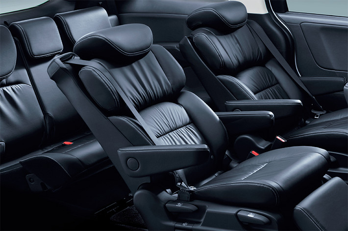 Hàng ghế sau thậm chí còn thoải mái hơn với đệm đỡ chân. Ngoài ra, mẫu xe MPV hạng sang Odyssey phiên bản 2017 tại thị trường Việt Nam còn được thiết kế màn hình giải trí treo trần cho các hành khách phía sau. Hàng ghế thứ 3 của Odyssey có thể ngồi được 3 người, khiến chiếc xe có thể chở được tổng cộng 7 người khá thoải mái.