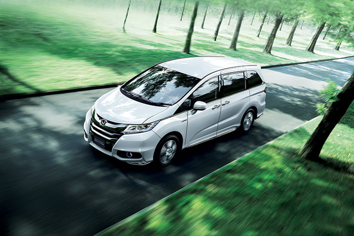 Mẫu xe Honda Odyssey 2017 sẽ được chính thức phân phối qua hệ thống Đại lý Ôtô Honda trên toàn quốc bắt đầu từ tháng 10/2017. Xe sở hữu mức giá bán lẻ đề xuất không đổi 1.990.000.000 đồng. Giống như các mẫu xe khác của Honda Việt Nam, Odyssey 2017 sẽ được áp dụng chế độ bảo hành 3 năm hoặc 100,000 km tùy thuộc điều kiện nào đến trước.