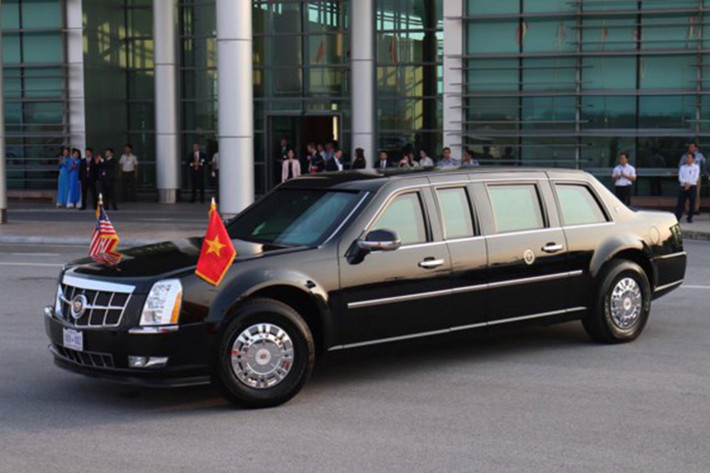 Hai chiếc Cadillac One chờ sẵn ở sân bay. Phần cửa xe khá dày. Riêng phần chống đạn ngoài dày hơn 15 cm, cấu tạo từ cả chục lớp vật liệu khác nhau. ính chống đạn cũng được cấu thành từ nhiều lớp và được hàn kín, không mở ra được. Riêng phần kính vị trí tài xế có thể hé xuống được một chút. Phần cột C của xe được gắn logo Cadillac.