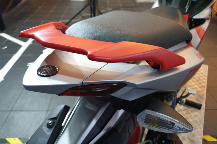 Các trang bị đặc biệt đi kèm của mẫu xe côn tay Yamaha Y15ZR Ultraman bao gồm giấy chứng nhận bản đặc biệt, biểu tượng bản đặc biệt, áo phông Ultraman, thiệp chúc mừng và các hình ảnh đặc biệt của xe.