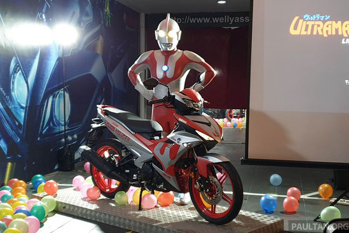 Không chỉ được người dùng trẻ Việt ưa thích sử dụng, mẫu xe máy Yamaha Exciter 150 mới cũng rất được cộng đồng khách trẻ của Malaysia ưa chuộng. Mới đây Yamaha Malaysia vừa ra mắt mẫu Exciter 150 phiên bản giới hạn đặc biệt mang tên Yamaha Y15ZR Ultraman Limited Edition.