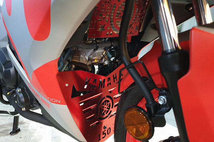 Ngoài thiết kế tem và màu sắc đặc biệt, Yamaha Y15ZR Ultraman không có gì khác biệt so với phiên bản thường, xe vẫn mang ngoại hình của Yamaha Exciter 150 thế hệ thứ hai với thiết kế thể thao sắc sảo, đèn pha LED ấn tượng, đồng hồ LCD kỹ thuật số hiện đại và động cơ 150cc.