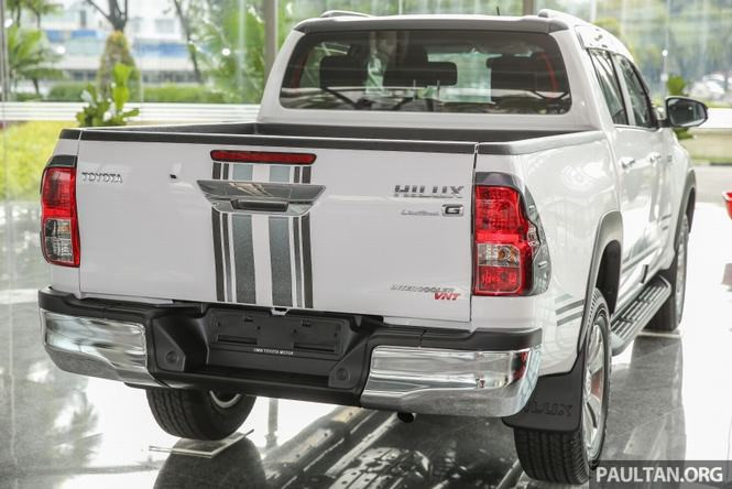 Thân xe được dán decal đen kéo dài tới đuôi xe, ốp đèn hậu đen tăng dáng vẻ dữ dằn và mạnh mẽ của phiên bản này. Phía trước đèn pha, đèn sương mù và cản trước cũng được ốp bảo vệ màu đen tạo ra sự khác biệt so với Hilux bản tiêu chuẩn. Vành bánh xe 17 inch 5 chấu cũng được sơn màu đen thể thao đồng màu với màu ốp cản trước.