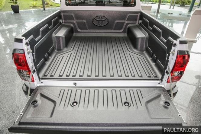 Bên cạnh ngoại thất, các thông số kỹ thuật cũng như kích thước của mẫu xe bán tải Toyota Hilux bản đặc biệt mới này ngoài việc trang bị các phụ kiện và các điểm nhấn thể thao... không khác nhiều so với phiên bản LE từng xuất hiện trước đó tại thị trường Malaysia.