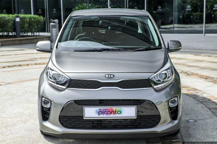 Về thiết kế, phần đầu xe với cản trước cùng các chi tiết mạ crom hầm hố sẽ không còn xuất hiện trên mẫu xe mới này. Đèn Trang bị tiêu chuẩn theo xe gồm đèn pha halogen với dải đèn chạy đèn ban ngày dạng LED, đèn sương mù dạng bi cầu lồi được bố trí ngay trên khe hút gió của cản trước.