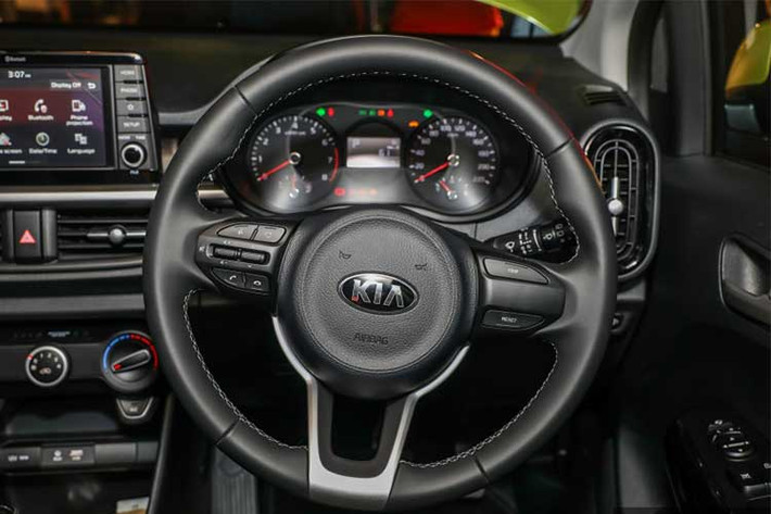 Ngoài ra, các tính năng tiện ích đáng chú ý bao gồm điều hòa không khí, radio kỹ thuật số với Bluetooth, USB, đài AM/FM, hỗ trợ Aux... và ghế bọc dạng nỉ/da. Hàng ghế sau của xe cũng có thể gập theo tỉ lệ 60:40.