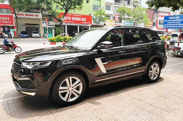 Giá xe Zotye Z8 7 chỗ mới được một đơn vị tư nhân nhập khẩu và phân phối từ 758 triệu đồng, chênh lệch không đáng kể với các phiên bản 5 chỗ trước đó chỉ có giá 728 triệu đồng. Tuy nhiên, so với các đối thủ cùng phân khúc nhiều người nhận định nó sẽ "khó sống" tại Việt Nam do nhiều điều kiện khác nhau, đặc biệt là mác xe "Tàu" vốn luôn được người tiêu dùng cẩn trọng khi "móc ví".