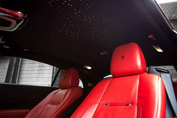 Tiến vào bên trong khoang lái, chiếc Rolls-Royce Wraith độ Mansory một lần nữa được chủ nhân chọn tông màu đỏ làm "nội y". Màu đỏ xuất hiện ở ghế ngồi, bàng điều khiển trung tâm, bệ tỳ tay. Đối lập với màu đỏ ở nội thất chính là các chi tiết bọc da cao cấp màu đen. Trần xe được trang bị bầu trời đầy sao do 1.340 bóng đèn LED khá đẹp mắt.