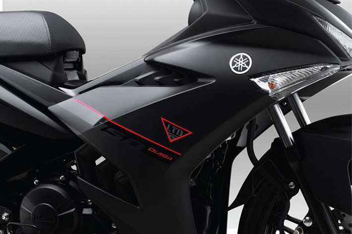Bên cạnh màu sơn đen nhám độc đáo, Exciter 150 Matte Black cũng được trang bị bộ tem xe mới màu đỏ với thiết kế đơn giản nhưng khỏe khoắn, kết hợp cùng logo phiên bản giới hạn “LTD” hình kim cương tinh tế.