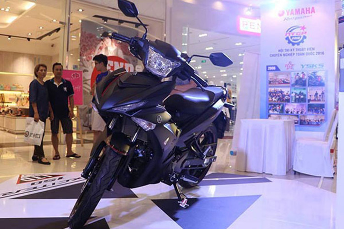 Exciter 150 Matte Black, mẫu xe côn tay cỡ nhỏ vừa được Yamaha Việt Nam ra mắt vào đầu tháng 7 vừa qua với dàn áo mới sử dụng tông màu tổng thể đen nhám cùng nhiều đường cắt màu đỏ nổi bật... đã chính thức được bán ra tại thị trường.
