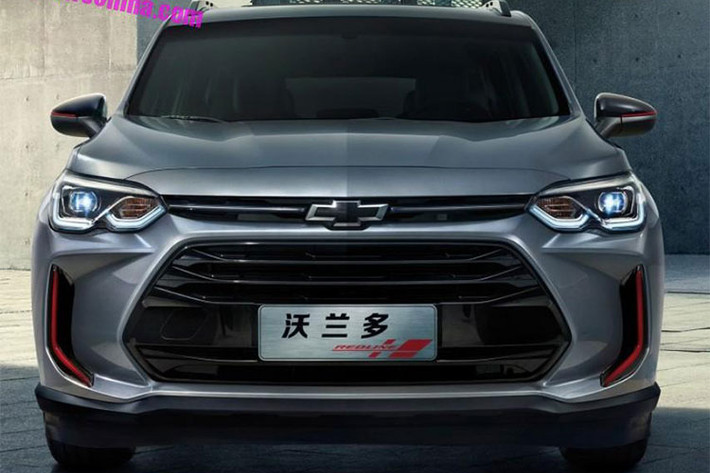 So với phiên bản MPV cũ, mẫu SUV này dài hơn 32 mm, hẹp hơn 29 mm và thấp hơn 5 mm. Riêng chiều dài cơ sở tăng 36 mm, mang đến nội thất rộng hơn. Bên ngoài, Orlando 2018 sở hữu thiết kế tương tự các mẫu xe đời mới khác của Chevrolet với hốc gió cỡ lớn ngay bên dưới lưới tản nhiệt dạng thanh đơn nối liền với cụm đèn pha.