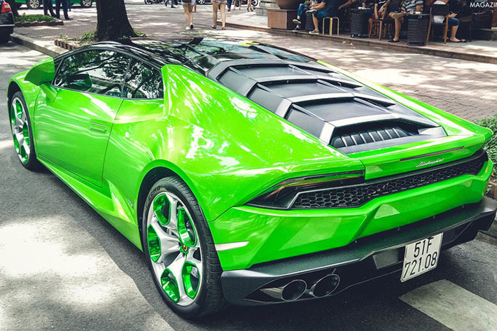 Do sử dụng động cơ hút khí tự nhiên, Huracan khá tốn nhiên liệu. Trên đường phố, siêu xe này tiêu tốn 17,8 lít/100 km. Mức tiêu hao trên xa lộ là 9,4 lít/100 km. Trung bình, Huracan tốn 12,5 lít/100 km. Tuy nhiên, lượng khí thải CO2 chỉ 290 g/km, đạt tiêu chuẩn Euro 6.