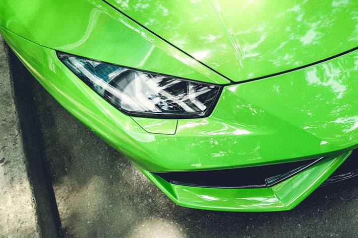 Tại Sài Gòn hiện có tới 3 chiếc Huracan màu xanh chuối Verde Matis. 2 chiếc đã có chủ, còn một chiếc vẫn còn ở showroom. Tuy nhiên, chiếc siêu bò mộng chưa tìm được chủ nhân lại được trang bị nắp kính có thể nhìn thấu khối động cơ bên trong. Chiếc Huracan trong bài này sử dụng nắp động cơ tiêu chuẩn bằng vật liệu tổng hợp, được xếp thành từng nấc.