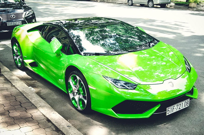 Huracan sử dụng hệ thống dẫn động bốn bánh toàn thời gian, kết hợp với hộp số tự động ly hợp kép 7 cấp, tăng tốc từ 0-100 km/h trong 3,2 giây, tốc độ tối đa 325 km/h. Tại thị trường Việt Nam vào năm 2015 trị giá siêu xe này khoảng 13 tỷ, tuy nhiên sau khi được áp dụng mức thuế TTĐB vào 7/2016 siêu xe này có mức giá chính hãng lên đến hơn 20 tỷ đồng.