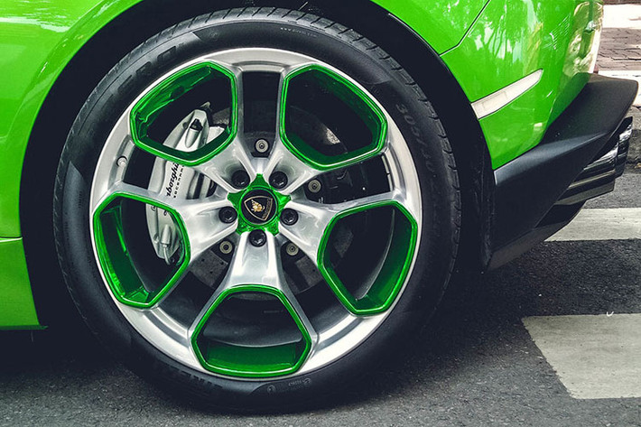 Trên mẫu siêu xe Huracan này, Lamborghini cũng thiết kế khoang nội thất cực kì sang trọng kết hợp yếu tố thể thao với cụm đồng hồ điều khiển cỡ lớn với màn hình TFT 12.3 inch, vô lăng tích hợp những gì tinh túy, cần thiết nhất, hiện đại nhất để đáp ứng tiện nhất nhu cầu của chủ nhân để trải nghiệm tốc độ một cách thoải mái.