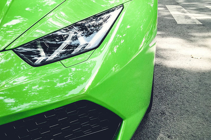 Siêu xe Lamborghini Huracan kế thừa kiểu dáng “huyền thoại” của Gallardo nhưng mang nhiều nét hiện đại trau chuốt từ đàn anh Aventador. Mạnh mẽ những vẫn gợi cảm. kế của Huracan dựa trên thể thức lục giác nhọn của nguyên tử carbon, trong đó phần nóc nối liền là một thiết kế mang gen của các phiên bản từ hãng siêu xe Lamborghini.
