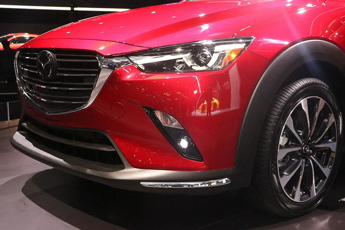 Hãng xe ôtô Mazda cũng đã thiết kế lại bộ mâm đa chấu kích thước 18 inch với 5 nan kép to bản hơn so với phiên bản hiện tại. Tương tự như Mazda CX-5 2018 và Mazda MX-5 Miata, Mazda CX-3 2019 được bổ sung màu đỏ tươi Soul Red Crystal trong bản màu.