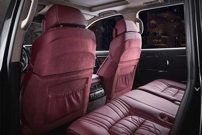 Chất liệu da lộn Alcantara ngoài việc làm đẹp và sang trọng cho xe còn được sử dụng ở mặt trên của táp lô để giảm độ lóa lên kính chắn gió.