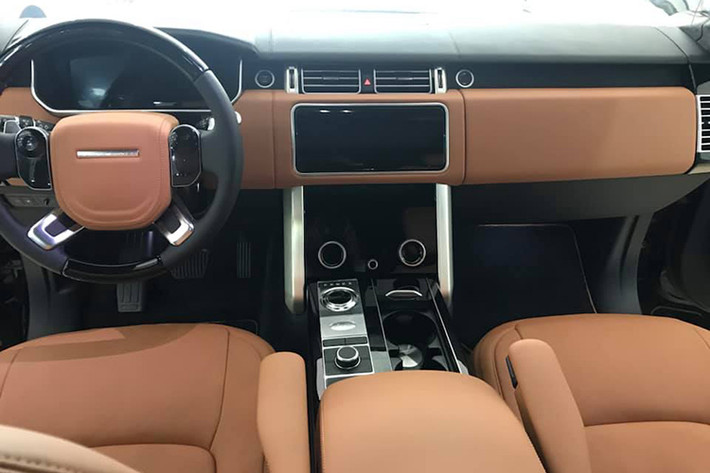 Bước vào trong xe, không gian nội thất của ange Rover Autobiography LWB P400E 2019 mới vô cùng sang trọng và cao cấp, với màn hình hiển thị độ phân giải cao đặt phía sau vô lăng lớn 12 inch, màn hình HUD trên kính chắn gió giúp người lái dễ dàng quan sát hơn.