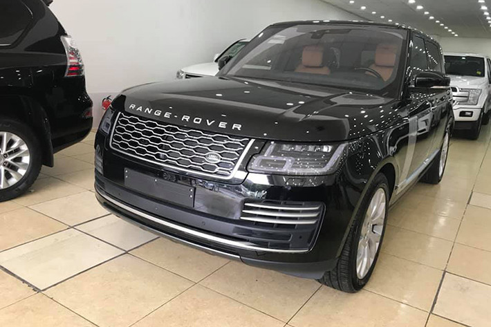 SUV hạng sang Range Rover Autobiography LWB P400E 2019 được xem là mẫu xe thân thiện với môi trường và tiết kiệm nhiên liệu bậc nhất trong gia đình nhà Land Rover. Chiếc Range Rover Autobiography LWB P400E 2019 mới này được nhập khẩu về một đại lý tư nhân tại Việt Nam theo đơn đặt trước của khách hàng.
