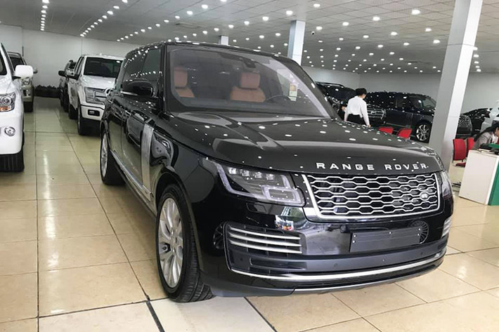 Với lợi thế từ hệ truyền động hybrid, có khả năng tiết kiệm nhiên liệu và cực kỳ thân thiện với môi trường, xe có thể sẽ thu hút được rất nhiều sự quan tâm của những đại gia Việt Nam yêu thích dòng SUV "xanh" cỡ lớn này. Giá xe Range Rover Autobiography LWB P400E 2019 được dự đoán khoảng 9,3 tỷ đồng.