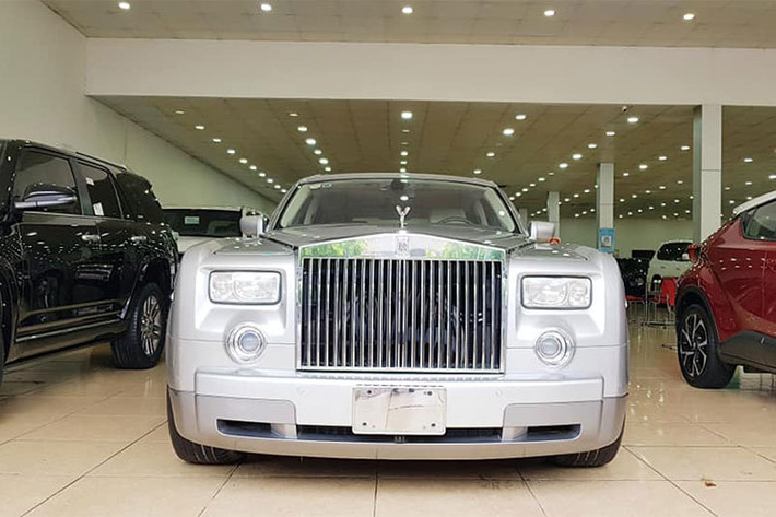Nguyên nhân khiến doanh nhân Hoàng Khải bán chiếc Rolls-Royce Phantom có lẽ vì cuộc khủng hoảng trong kinh doanh vào tháng 10 năm ngoái. Được biết, Khải Silk đã nhập lụa từ Trung Quốc nhưng bán lẫn với khăn Việt Nam trong suốt 30 năm qua và chỉ bị phát hiện vào 2017. Vụ việc đã gây chấn động trong giới chơi xe cũng như giới kinh doanh.
