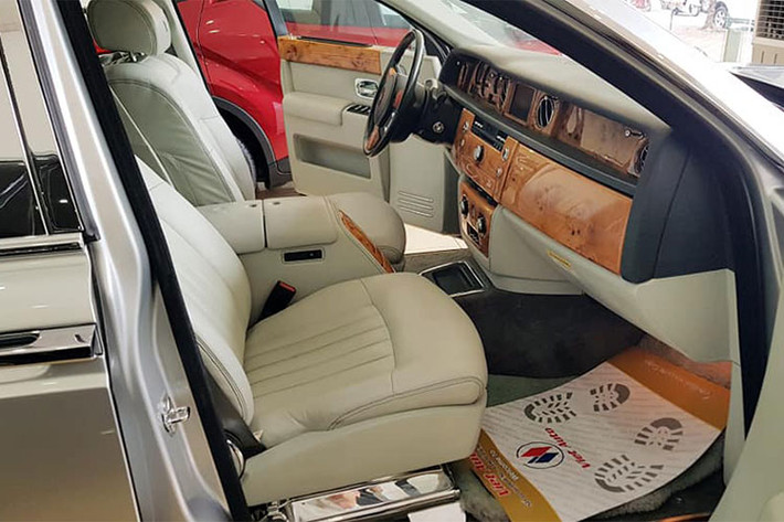 Rolls-Royce Phantom còn được mệnh danh là "Bóng ma" với nắp capô dài và lưới tản nhiệt mạ crôm đặc trưng không thể lẫn của Rolls-Royce. Biểu tượng "Spirit of Ecstasy" có thể thụt vào trong khi không cần thiết và để tránh trộm. Toàn bộ nắp ca-pô được làm từ nhôm nhẹ và có khả năng chống xước.