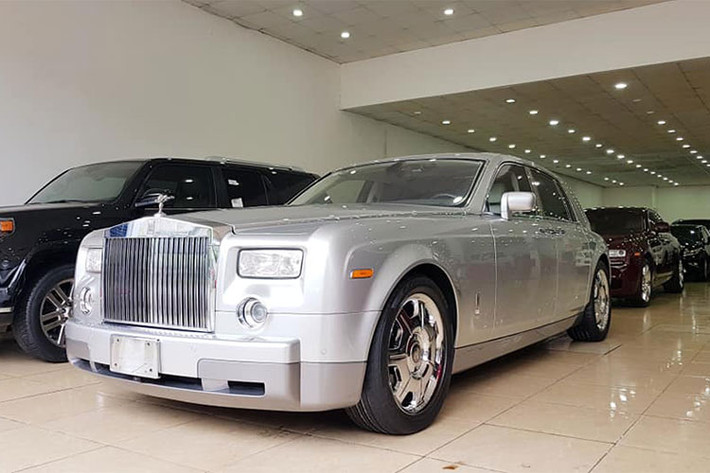 Chiếc siêu xe sang Rolls-Royce Phantom đời 2006 rao bán tại một showroom ở Hà Nội, được cho là từng thuộc sở hữu của ông chủ Hoàng Khải, Chủ tịch tập đoàn Khaisilk, xe nhập về Việt Nam hồi tháng 8/2007. Sau 11 năm sử dụng, chiếc siêu sang chỉ mới lăn bánh được 51.690 km.