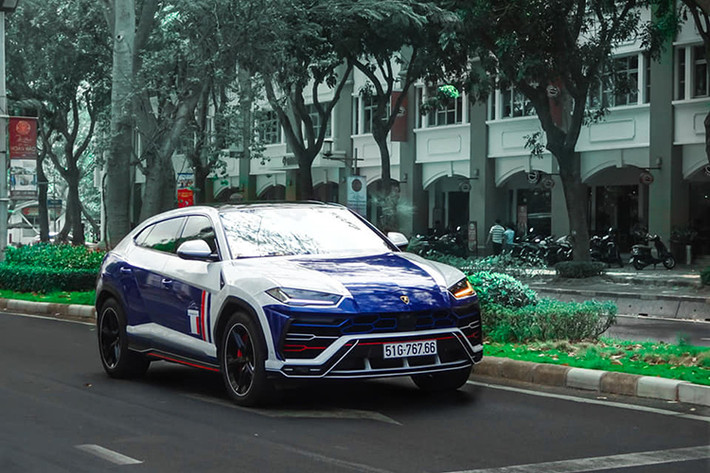 Lamborghini Urus của Minh Nhựa được trang bị động cơ xăng V8, tăng áp kép, dung tích 4.0 lít, cho công suất tối đa 650 mã lực và mô-men xoắn cực đại 850 Nm. Động cơ kết hợp cùng hộp số tự động 8 cấp và hệ dẫn động 4 bánh giúp Lamborghini Urus có thể tăng tốc từ vị trí xuất phát lên 100 km/h trong 3,6 giây trước khi đạt vận tốc tối đa 305 km/h.