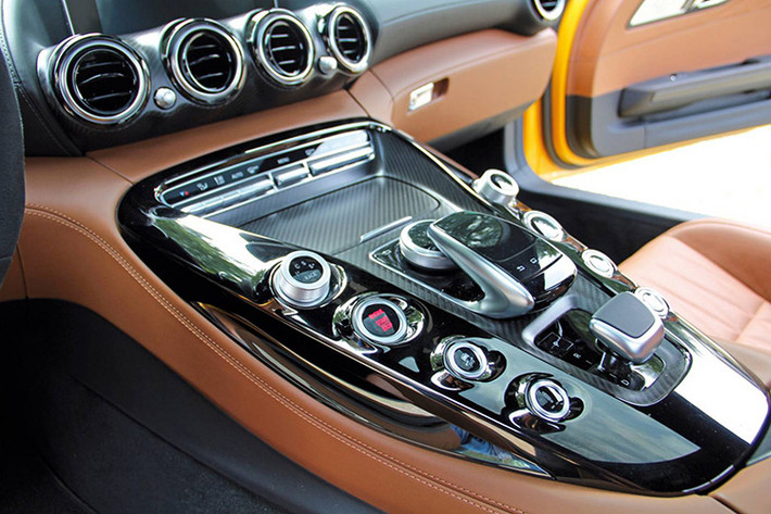 Các trang bị công nghệ và an toàn đáng chú ý trên AMG GT S bao gồm: Hệ thống treo thể thao thích ứng AMG RIDE CONTROL, có thể điều chỉnh 3 chế độ - ‘Comfort’, ‘Sport’ & ‘Sport Plus’; lẫy chuyển số bán tự động...