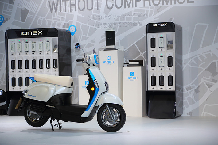 Hãng xe máy Kymco, Đài Loan lần đầu tiên đã giới thiệu đến Thế giới công nghệ IONEX áp dụng cho xe tay ga. Mẫu xe tay ga chạy pin đầu tiên được áp dụng chính là chiếc xe tay ga MANYev, đây là dòng xe tay ga đô thị sở hữu thiết kế thời trang và thanh lịch.