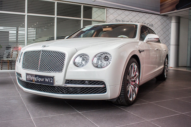 Khi xuất hiện tại thị trường Việt Nam, những chiếc Bentley Continental Flying Spur thế hệ cũ khi đó sẽ có giá bán trung bình trên 10 tỷ đồng. Ở phiên bản thế hệ mới nhất mang tên gọi Bentley Flying Spur W12, chiếc xe siêu sang có giá bán chính hãng vào khoảng 13,5 tỷ đồng.