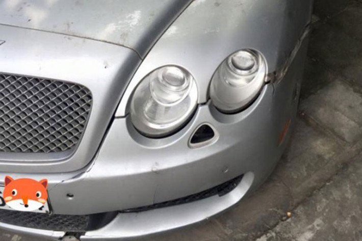 Những hình ảnh được chia sẻ trên mạng xã hội cho thấy, chiếc siêu xe sang Bentley Continental Flying Spur này dường như đã từng dính vào một vụ tai nạn nào đó, khi phần đuôi xe xuất hiện nhiều vết thủng ở phía cản sau. Bên cạnh đó, cản trước nứt gãy.