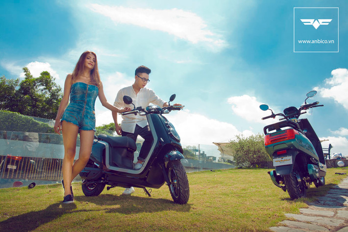 Thân xe điện Dina mới thiết kế ấn tượng với tem viền phản quang quanh thân xe, giúp xe luôn nổi bật trên phố đông và an toàn khi trời tối.