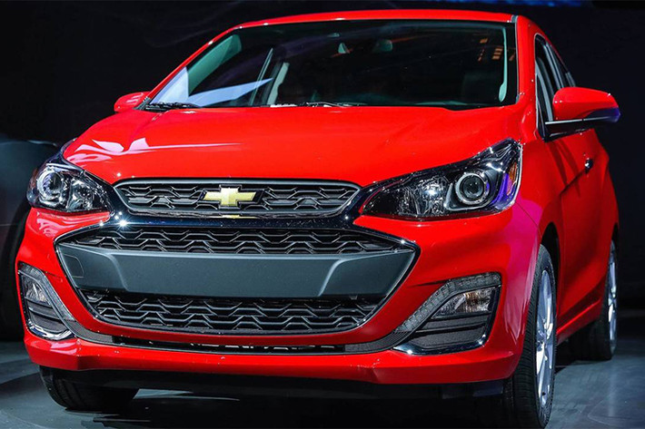 Thương hiệu xe hơi Mỹ vừa tiến hành nâng cấp cho chiếc xe đô thị cỡ nhỏ Chevrolet Spark 2019 mới với loạt điều chỉnh ở bên ngoài cũng như các trang bị ở bên trong, mạnh mẽ và hiện đại hơn - nhằm cạnh tranh với các đối thủ cùng phân khúc. như Kia Morning hay Hyundai Grand i10.