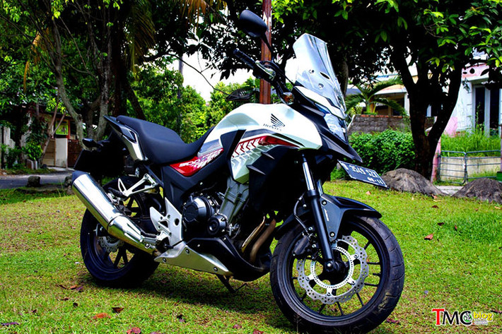 Phiên bản Honda CB500XA 2017 mới sở hữu chiều dài x rộng x cao không thay đổi so với trước bao gồm; 826 x 2.098 mm x1,358. Chiều dài cơ sở là 1421 mm, khoảng cách gầm 167 mm. Trong khi đó, chiều cao yên xe lên tới 812 mm, bình xăng 17,7 lít và có tổng trọng lượng là 198 kg.