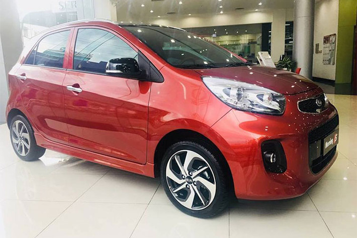 Phiên bản của mẫu xe Kia Morning 2018 vẫn được thiết kế dựa trên Morning S trước đó đã được ra mắt cuối 2017. Ở phiên bản nâng cấp mới này, Morning S có có thiết kế vành đúc mới kích thước 15 inch, đây là điểm khác biệt dễ thấy nhất trên bản 2018 của nhà phân phối Thaco.