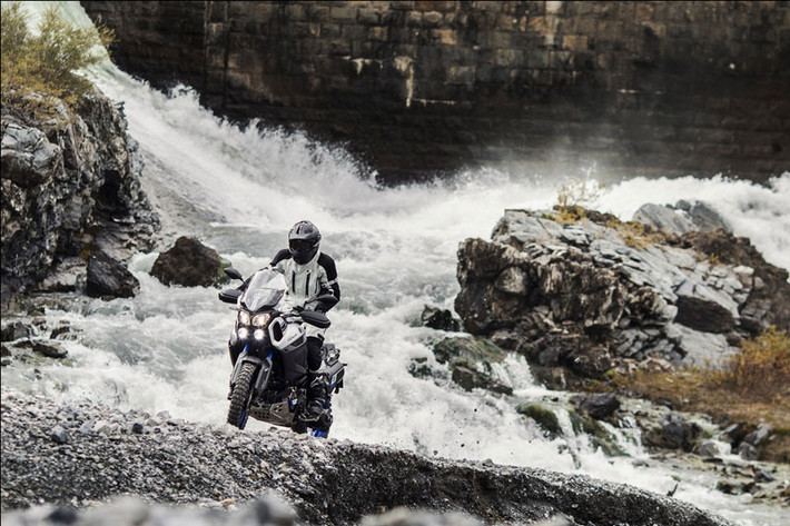 Xe sử dụng vành căm và lốp không săm chắc chắn sẽ khiến các biker tự tin hơn khi chinh phục thiên nhiên.