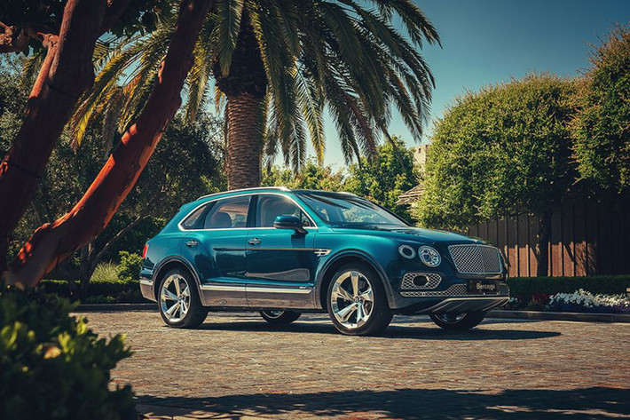 Cụ thể phiên bản Bentley Bentayga Hybrid 2020 mới, chiếc SUV sang trọng hàng đầu thế giới được trang bị động cơ lai, kết hợp giữa cỗ máy tăng áp V6 3.0 lít sản sinh 335 mã lực và động cơ điện 120 mã lực, cho tổng công suất 443 mã lực và mô-men xoắn cực đại 700Nm.