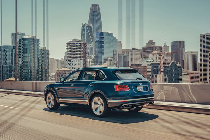 Các đơn giao hàng đầu tiên ở Anh và châu Âu dự kiến sẽ đưa mẫu xe SUV siêu sang Bentley Bentayga Hybrid 2020 mới về vào cuối năm nay, còn ở Hoa Kỳ, việc giao xe sẽ bắt đầu trong quý I năm 2020.
