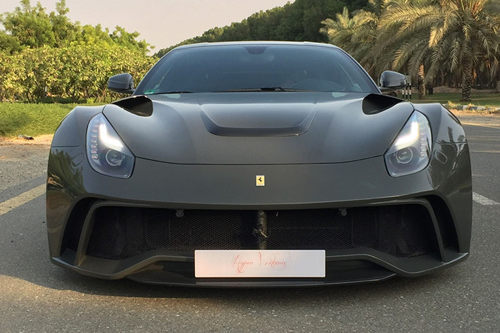 Sự điều chỉnh đáng kể này làm Ferrari F12 N-Largo S có dáng vẻ bề thế vững chãi hơn nhiều so với nguyên bản. Trọng tâm xe cũng có thay đổi do xe thấp hơn nguyên bản 40mm nhằm đảm bảo độ ổn định khi chạy ở tốc độ cao và lúc ôm cua, đồng thời tăng lực ép xuống mặt đường.