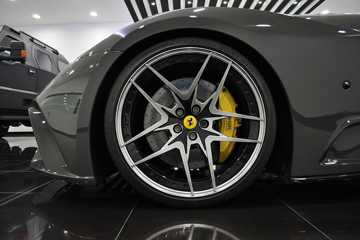 Ngoài hệ thống treo được nâng cấp toàn diện, hệ thống phanh carbon từ xe đua chuyên dụng cũng được trang bị trên chiếc xe này với các má phanh gốm chịu nhiệt độ cao. Xe sử dụng la-giăng 5 chấu kép 21 inch trước và 22 inch sau của hãng đồ thể thao OZ racing cùng bộ lốp chịu ma sát đặc biệt Pirelli P Zero Super Corsa.