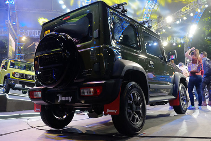 Bên ngoài, mẫu xe Suzuki Jimny 2019 sở hữu thiết kế được công nhận trên toàn cầu. Việc mẫu SUV này lọt vào danh sách những ứng cử viên cuối cùng cho giải thưởng Xe thiết kế đẹp nhất thế giới của năm 2019 (World Car Design of the Year 2019) đã phần nào chứng tỏ điều đó.