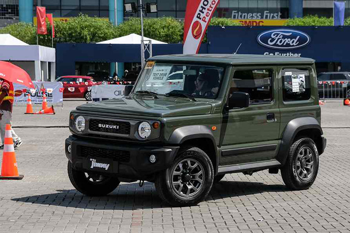 Suzuki Jimny 2019 tại Philippines có nhiều tùy chọn màu sơn ngoại thất như vàng Solid Kinetic Yellow, xanh dương Metallic Brisk Blue, trắng Metallic Chiffon Ivory, đem Pearl Bluish Black, xám Solid Medium Gray, bạc Metallic Silky Silver, trắng Superior White và xanh lục Solid Jungle Green. Dự kiến sau Philippines, xe cũng sẽ cập bến Việt Nam.